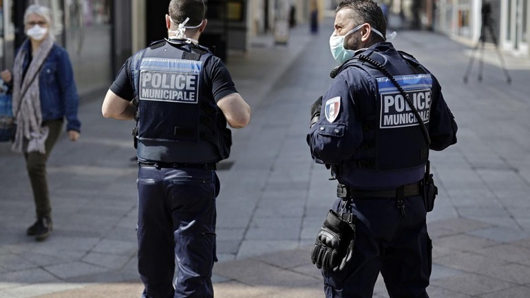 Sapo ishte vënë në pranga, i arrestuari ‘rrëmben’ një armë në komisariatin e policisë dhe qëllon dy efektivë policia franceye