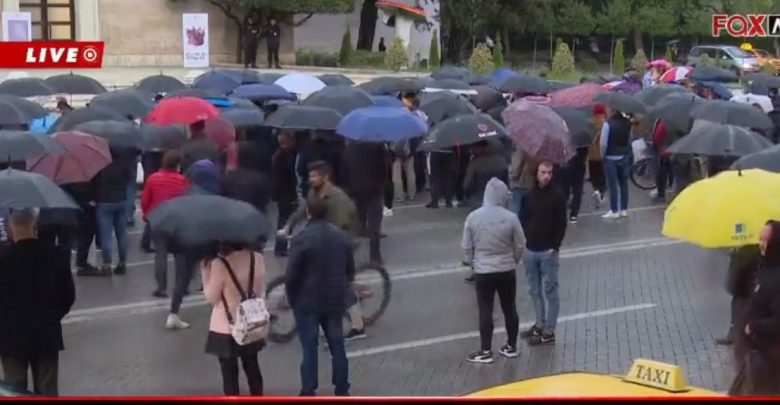 Para protestës kundër rritjes së çmimeve, Florjan Binaj thirrje të rinjve: Bashkohuni me ne sa rrini në instagram proteste 2 780x405 1