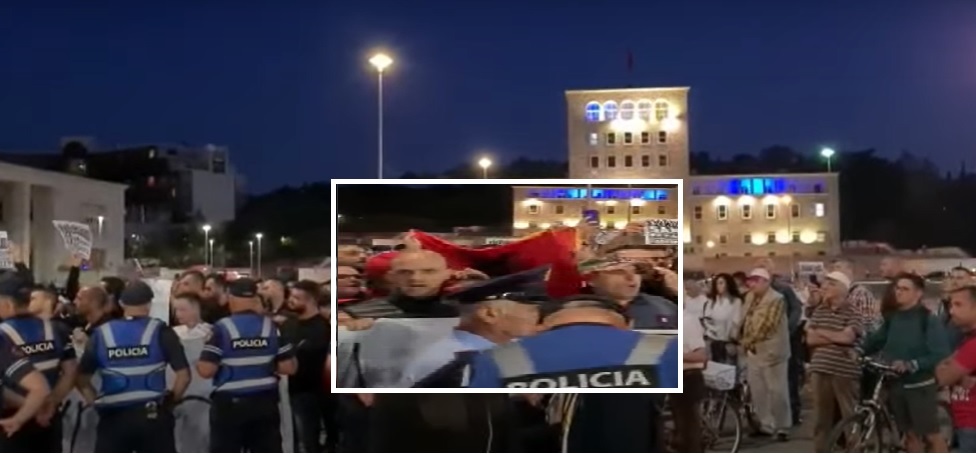 “Jo vaksinimit të detyrueshëm”/ Protestë në Tiranë, thirrje policisë: Zgjohuni nga gjumi! proteste ne tirane vaksina