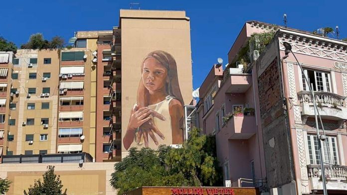 Mbyllet Mural Fest 2021, ja disa nga veprat që zbukuruan fasadat e pallateve në Tiranë 12 received 891206321819019 696x392 1