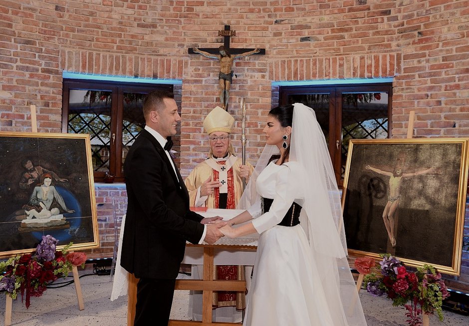 “Kemi Zotin dëshmitar!” Foto nga ceremonia e kurorëzimit të Rudina Dembacaj dhe Mark Frrokut rudina marku1