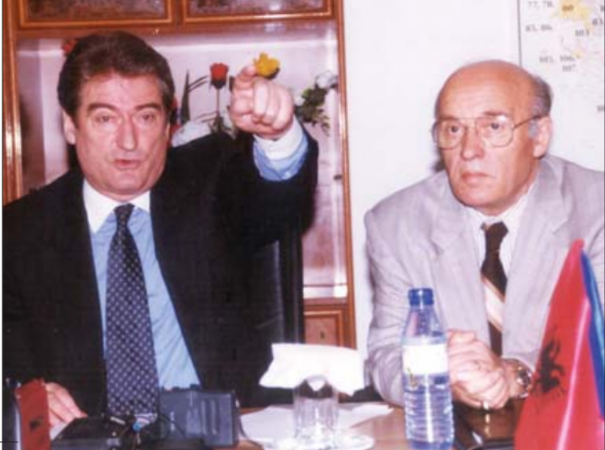 Uran Butka rrëfen pengjet e fundit të Pjetër Arbnorit me ish-kryetarin e partisë sali berisha dhe pjeter arbnori 605x450 1