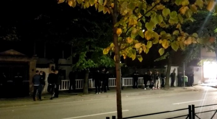 Efektivë të shumtë të Policisë “blindojnë” Sarajet e Toptanëve sarajet