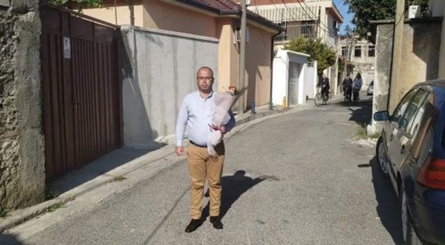 Videoja prekëse/ I riu shkodran gjen nënën e moshuar pas 20 vitesh, u rrit në shtëpinë e fëmijës shkodra