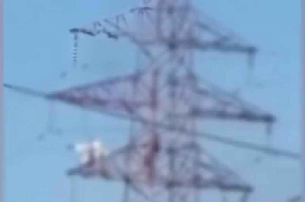 Elektriçisti bie në kontakt me korrentin, shpëtohet nga kolegët- VIDEO shtylla