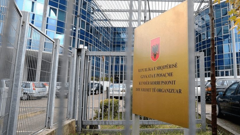 100 mijë lekë për t’u punësuar si mësues, lihen në burg dy zyrtarët në Dibër spak