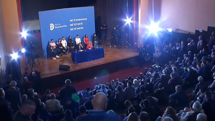 Qytetarët i sulen demokratit për t’i marrë mikrofonin te takimi Berishës, burri: Ju ka çuar Rama takimi
