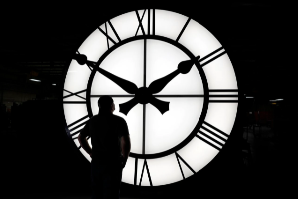 Akrepat shkojnë 60 minuta pas, nga sot nis ora dimërore time tn.al