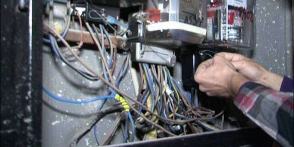 Evidentohen 25 raste të vjedhjes së energjisë, arrestohen 5 qytetarë, procedohen 13 të tjerë vjedhja e energjise elektrike1 640x356 c1200x600