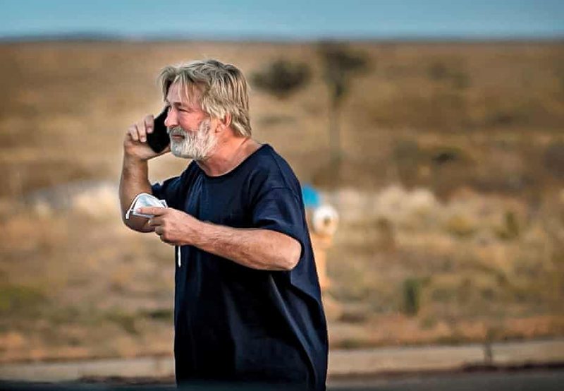 “Merre se është e sigurtë”/ Zbardhen detaje të reja nga tragjedia në sheshxhirim, ja kush ia dha armën e mbushur aktorit që vrau fotografen dhe regjisorin vrasja
