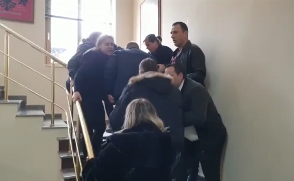 Thirrja e fortë e babait të Mateos nga Gjykata e Fierit: Si më djeg zemra mua, ashtu çika çika të bëhet ai 012