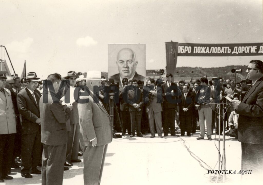 Kur Enveri i shkoi në shtëpi për vdekjen e të vëllait që e helmoi Sigurimi, Panajoti i tha…”, historia e panjohur që nxiti arratisjen e ministrit pa portofol në ’57-ën 04 Foto