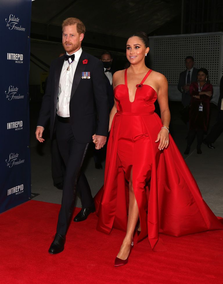Meghan Markle rikthehet në tapetin e kuq, gjithë vëmendjen e merr fustani i saj i kuq (fotot) 1 1 7