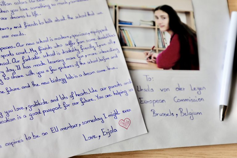 “Kjo letër më preku”, Von der Leyen publikon letrën e 15-vjeçares nga Kurbini 1 1638050898 13 768x512 2