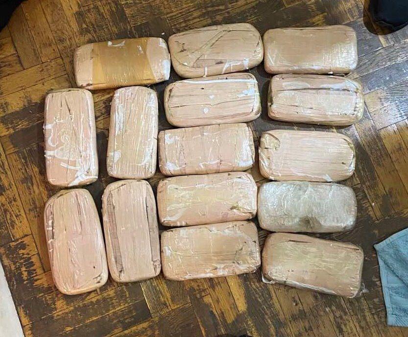 Shkatërrohet banda shqiptare në Athinë, sekuestrohen 21 kg drogë. Arrestohen 2 të rinj dhe një grua 3 1bb12bc6 c129 479c 95b9 ab631f07412a