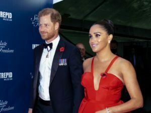 Meghan Markle rikthehet në tapetin e kuq, gjithë vëmendjen e merr fustani i saj i kuq (fotot) 2 2 6