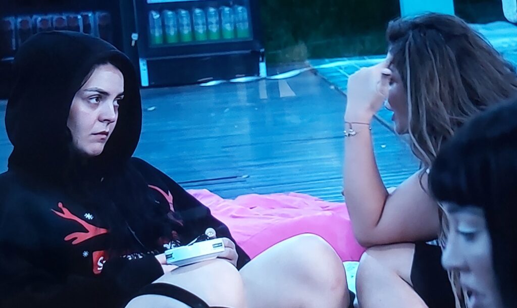 E rënduar emocionalisht, Fifi bisedon me Arjolën 20211103 194828