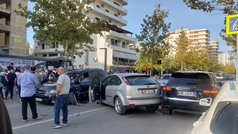 Vlorë, përplasen 4 makina në bulevard, një grua e lënduar (Video) 254507121 191344979847973 6758771594501920399 n
