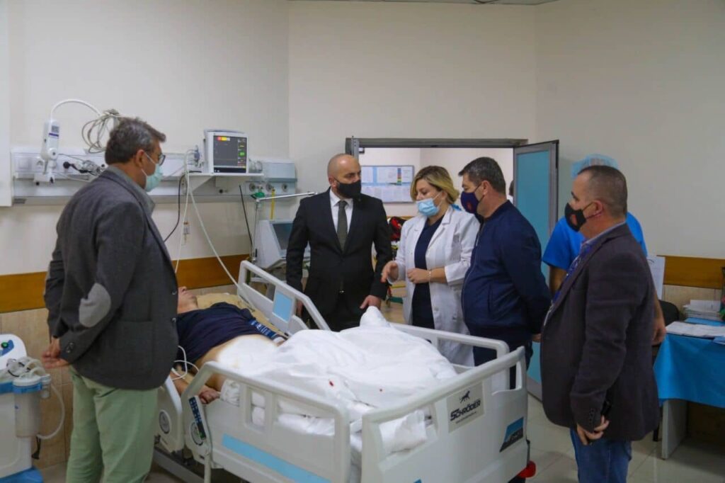 U aksidentua në rrugën e Arbrit, drejtuesit e policisë vizitojnë efektivin në spital 259299140 3205944386358577 2082327758812410908 n