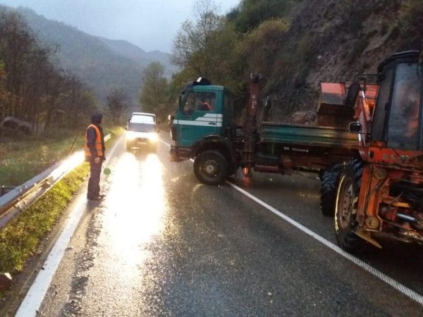 Moti i keq/ ARRSH tregon gjendjen e akseve rrugore, thirrje shoferëve: Reduktoni shpejtësinë për shkak të lagështisë në rrugë 262542843 1436132773447994 2367298376043929074 n 600x450 1
