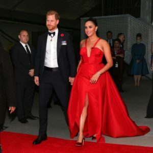 Meghan Markle rikthehet në tapetin e kuq, gjithë vëmendjen e merr fustani i saj i kuq (fotot) 3 3 4