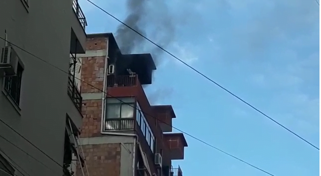 Flakët “përpijnë” katin e fundit në një pallat tek “Astiri” 34A534F0 0601 418F AC19 9A31ACE751AB