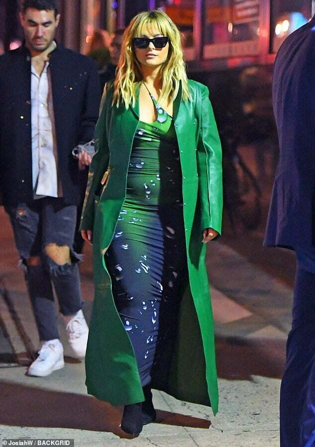 FOTOT/ Bebe Rexha i lë pak vend imagjinatës 1 50683269 10219535 Very cool The artistic dress featured large images of water drop a 409 1637289369620