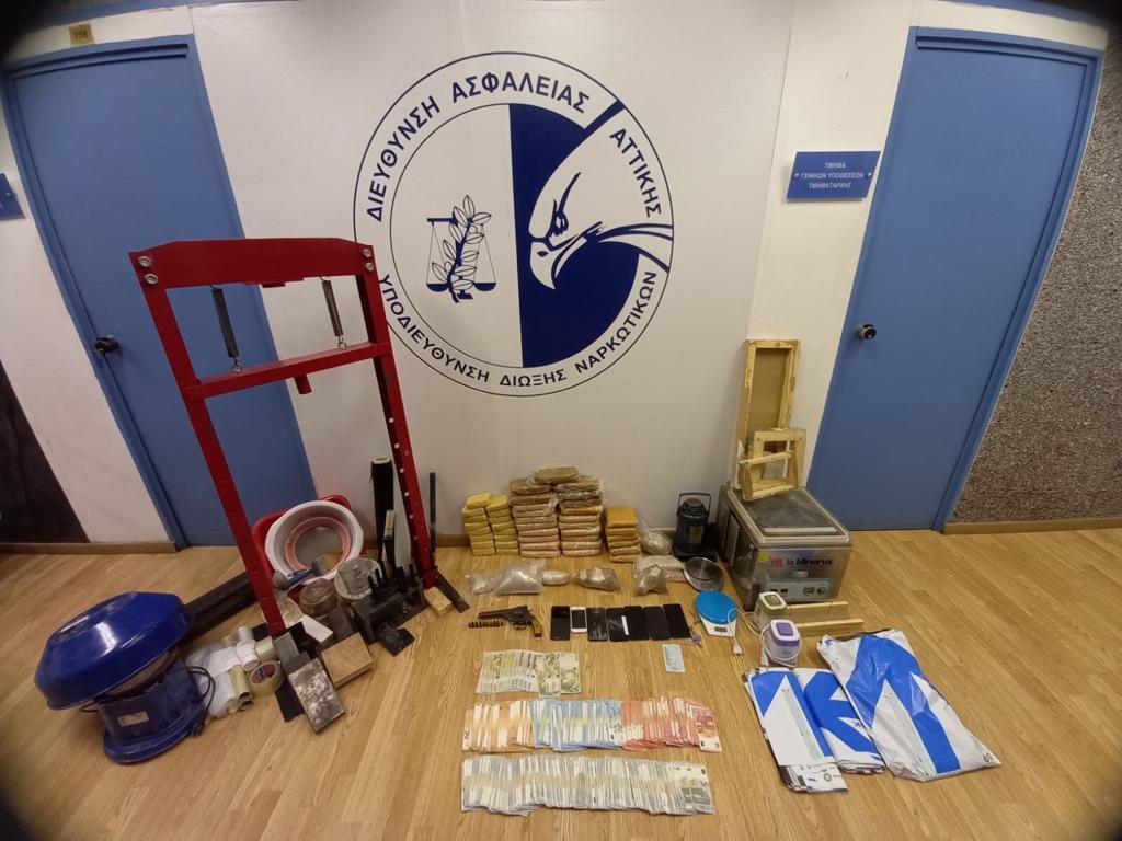 Shkatërrohet banda shqiptare në Athinë, sekuestrohen 21 kg drogë. Arrestohen 2 të rinj dhe një grua 6089e396 c7ec 4b4e a116 e2a952b1c604