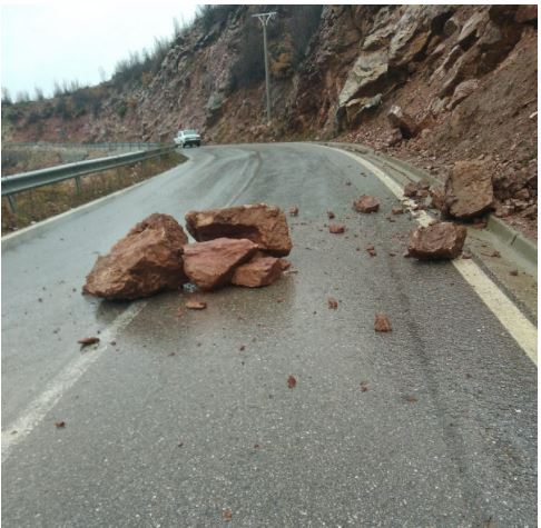 Në Kukës nisin reshjet e para të dëborës, rënie gurësh në disa segmente rrugore 61a48bcc4ae52gure