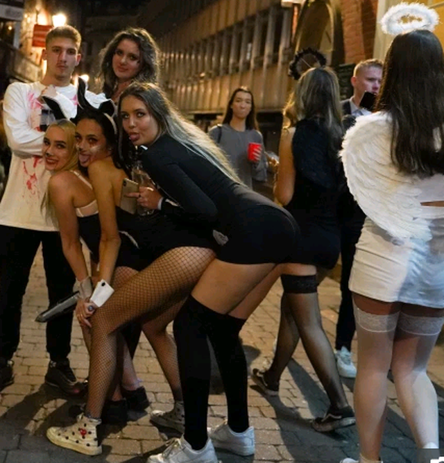 FOTOT/ Alkool dhe skena erotike, si u "tërbuan" mbrëmë britanikët. Të rinjtë derdhen rrugëve 9 640 0 617faeb678489