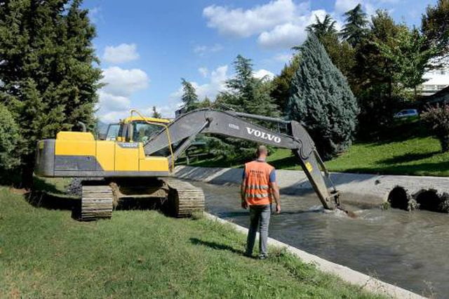 Bashkia nis aksionin e madh të pastrimit të Bregut të Lumit, mjetet e rënda largojnë mbetjet 640 0 618cf56ab37a2
