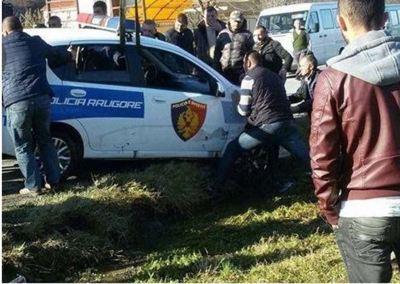 Makina e policisë përfshihet në aksident, një efektiv dërgohet me urgjencë në spital 800 0 6197a4b106acf