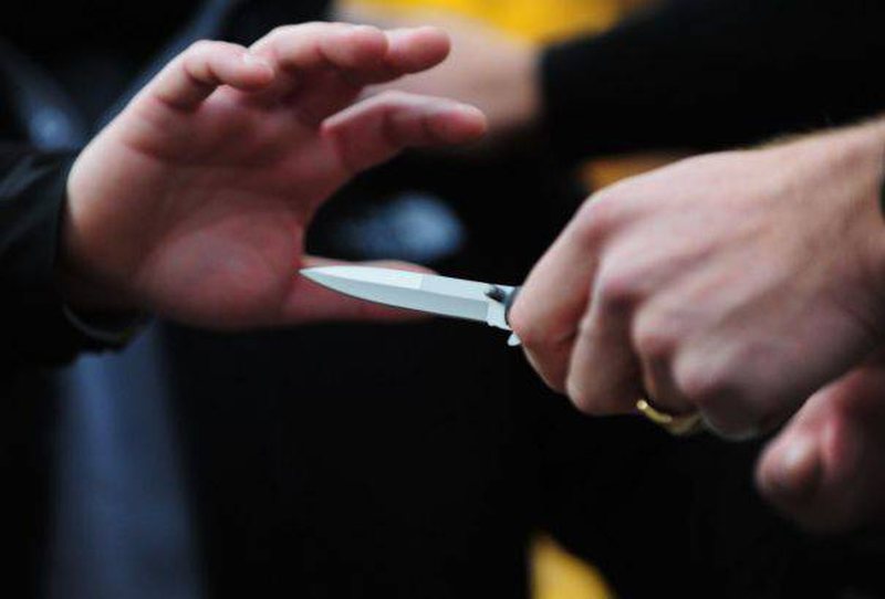 Pas debatit për motive xhelozie, 23-vjeçarja shqiptare qëllon me thikë të dashurin 15 vite më të madh. Policia zbardh dyshimet 800 0 a2e35ecdadfc67cc28e166c1cc1a81dc