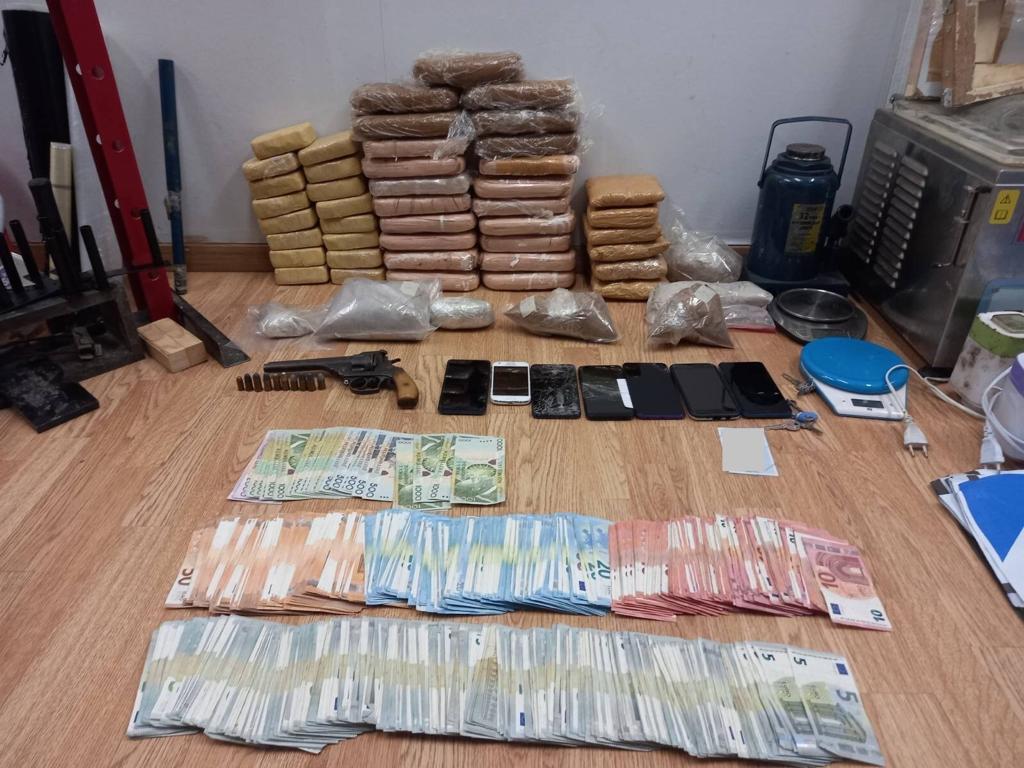 Shkatërrohet banda shqiptare në Athinë, sekuestrohen 21 kg drogë. Arrestohen 2 të rinj dhe një grua 1 8e33223b f75a 475e 938b 1fd9a2c81cd7