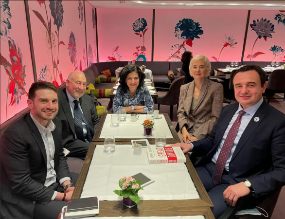 Alex Soros publikon foto nga takimi me Albin Kurtin dhe bashkëshorten e tij Alex Soros 586x450 1