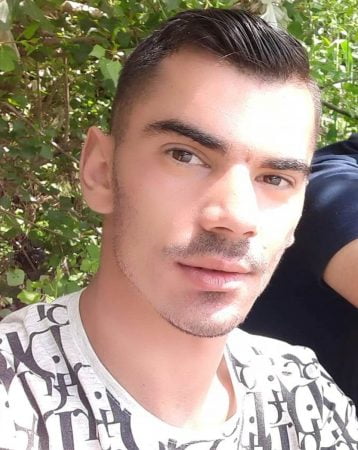 Njërin vëlla e vrau, tjetrin e plagosi, rrëfehet autori: Pasi më kërcënuan m’u errën sytë, nxora biçakun dhe… Ardit Hida e1636379952911 358x450 1
