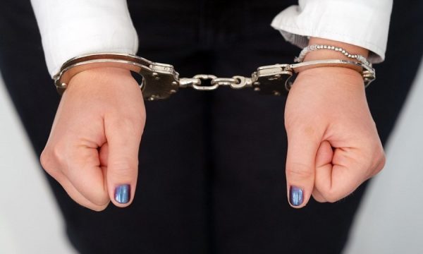 Braktisi djalin e saj të mitur, arrestohet nëna në Prishtinë Arrestohet nje grua. Keqtrajtoi femijet e saj 600x360 1