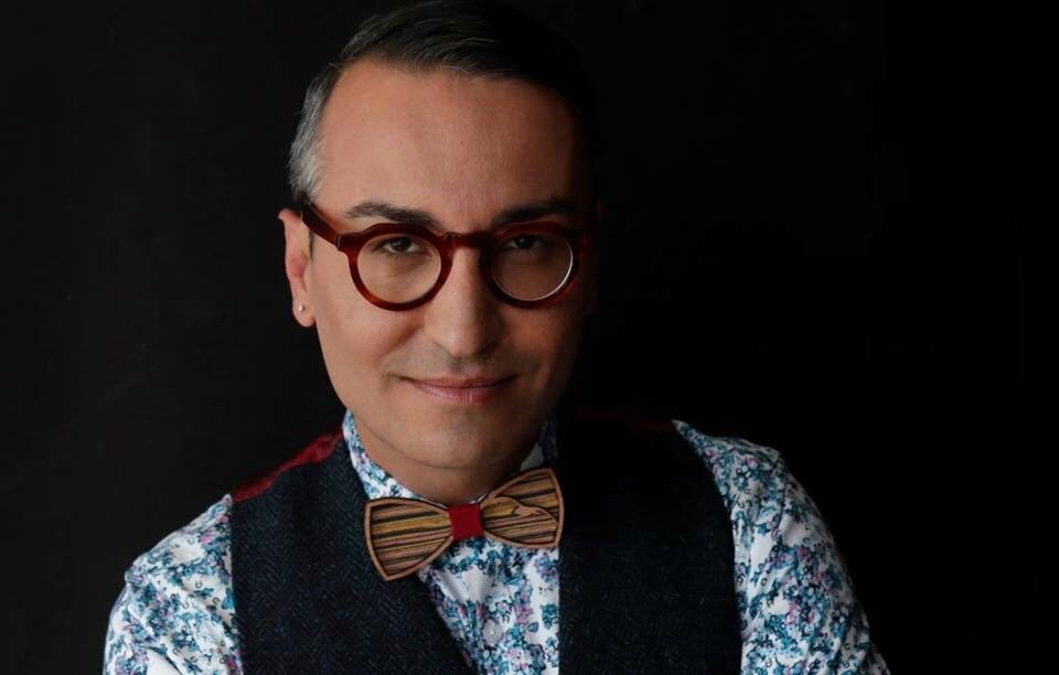 “Merrni armët dhe pastroni qytetin…”, Ilirjani reagon ashpër: Bojkotoni median shqiptare. Nuk do vij kurrë në Shqipëri ELTON ILIRJANI