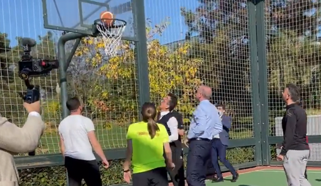 Thanë se kishte ndërruar jetë dhe shpërndanë hallvë, Erdogan shihet duke luajtur basketboll me të rinjtë (Video) Erdogan