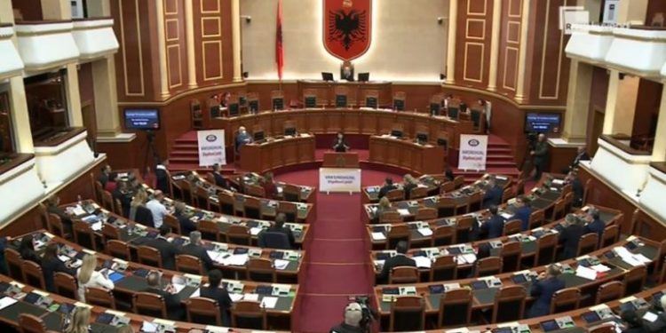 Dita ndërkombëtare e fëmijëve/ 140 deputetë nxënës bëjnë betimin në Parlament KUVENDI 1