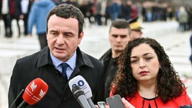 Festa e Flamurit/ Osmani dhe Kurti, homazhe në Prekaz: Vlerësim sakrificës së atyre që nderuan ngjyrat kuqezi Osmani dhe Kurti