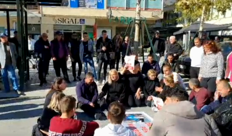 Familjarët e Mateos protestë në Vlorë, bllokojnë rrugën Transballkanike PROTESTAE FAMILJARET E MATEO 767x450 1