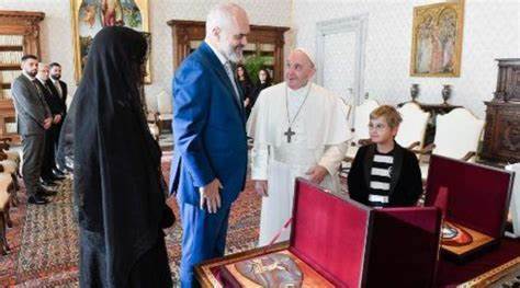 “Flet me një dashuri të posaçme për Shqipërinë dhe shqiptarët”, Rama zbulon bisedën me Papa Françeskun Rama 8