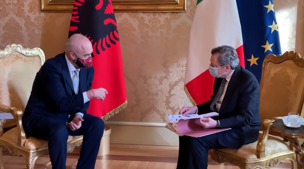 Rama i dhuron Draghi-t librin e tij, kryeministri italian: Komplimenta, i shkëlqyer! Rama draghi 1