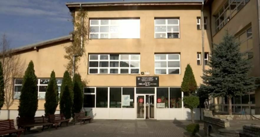 Helmohen 21 nxënës në Shalë të Lipjanit, IKSHP merr mostrat e ujit në shkolla Shkolle