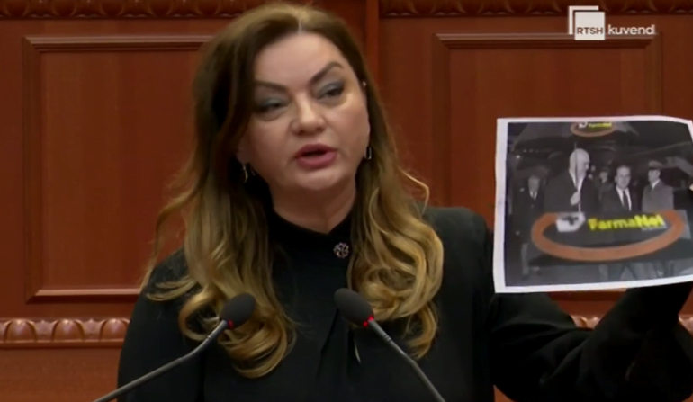 “Shiheni këtë foto…”, Vokshi në Kuvend: Provë për lidhjen direkte të Edi Ramës me mafien e ilaçeve Vokshi 770x447 1