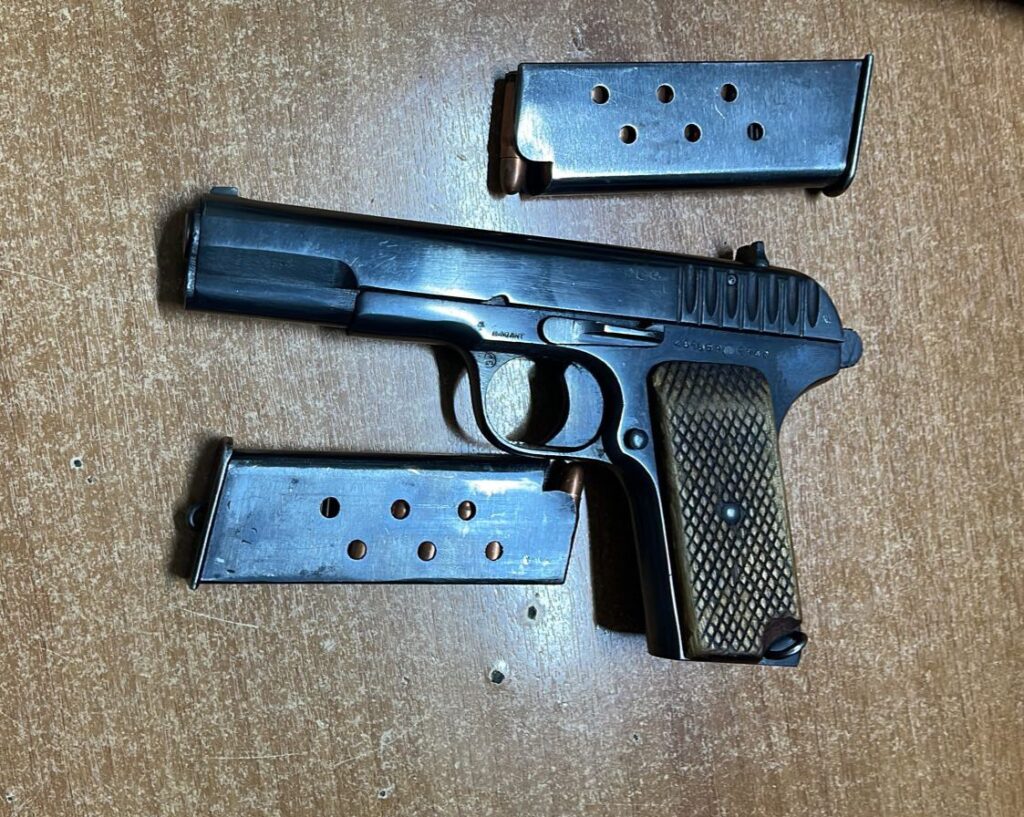 Tenton të largohet sapo sheh policët, kapet me armë zjarri me vete 36-vjeçari WhatsApp Image 2021 11 03 at 08.47.59