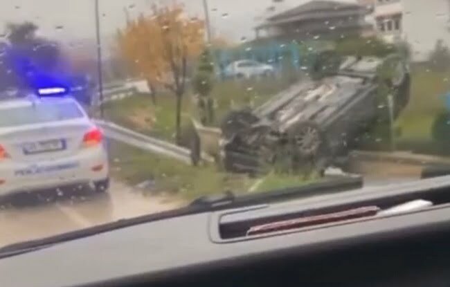Makina del nga rruga dhe përmbyset në kanal, shpëton mrekullisht shoferi aksident 2 1