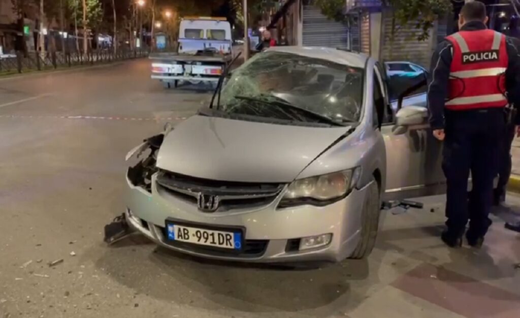 Po dërgonte fëmijën në shkollë, drejtuesi në Librazhd futet me makinë në lokal aksidenti dy