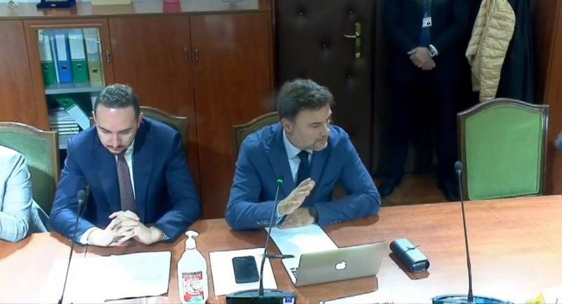 Plas sherri mes dy deputetëve, Naço i kthehet Alibeajt: Merr fjalorin e gjuhës shqipe (REPLIKAT) alibeaj 1